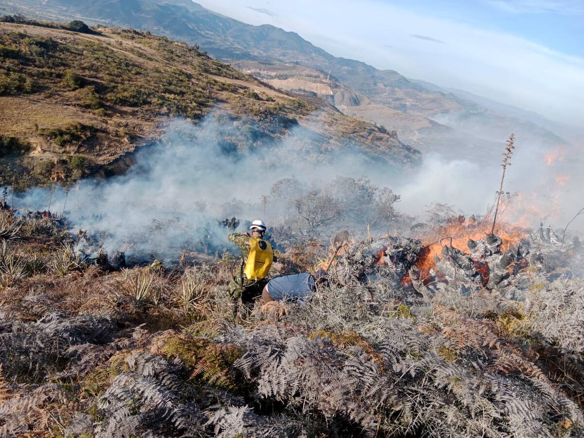 Continúa incendio forestal en Villa de Leyva y Sora, en Boyacá