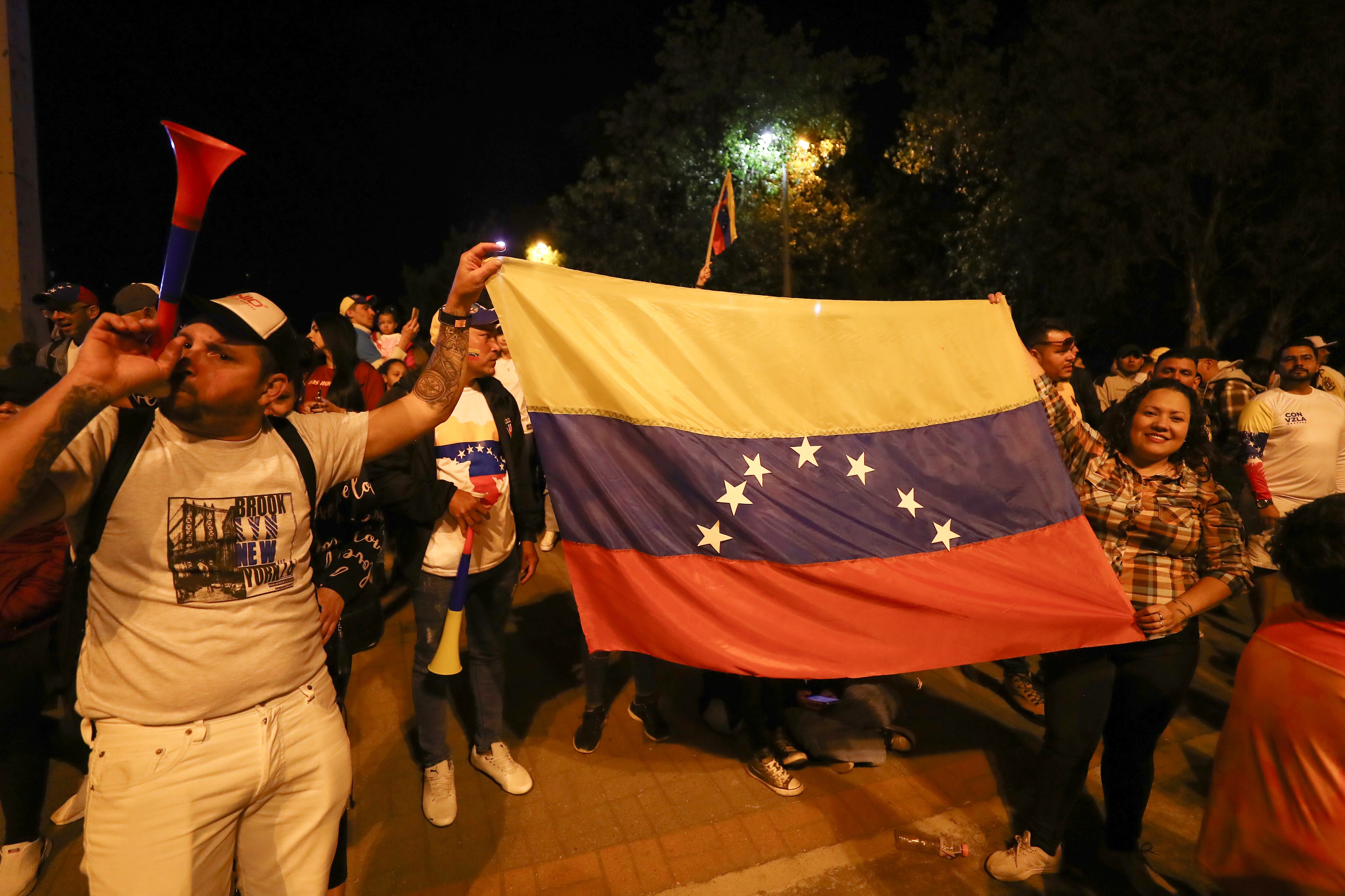 Ciudadanos venezolanos se reúnen a la espera de los resultados de las elecciones presidenciales en su país. Foto: EFE/ José Jácome