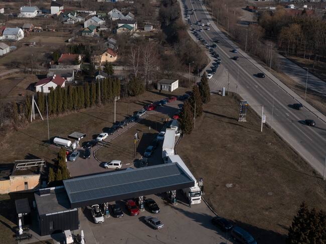 LVIV, UKRAINE - MARCH 13: A large queue forms at a petrol station as many garages across the city have run out of fuel on March 13, 2022 in Lviv, Ukraine. In recent days, Russia has escalated its offensive across western Ukraine, including air strikes on a military training complex west of Lviv, in a part of the country that has thus far been spared the brunt of Russia's attack. (Photo by Dan Kitwood/Getty Images)