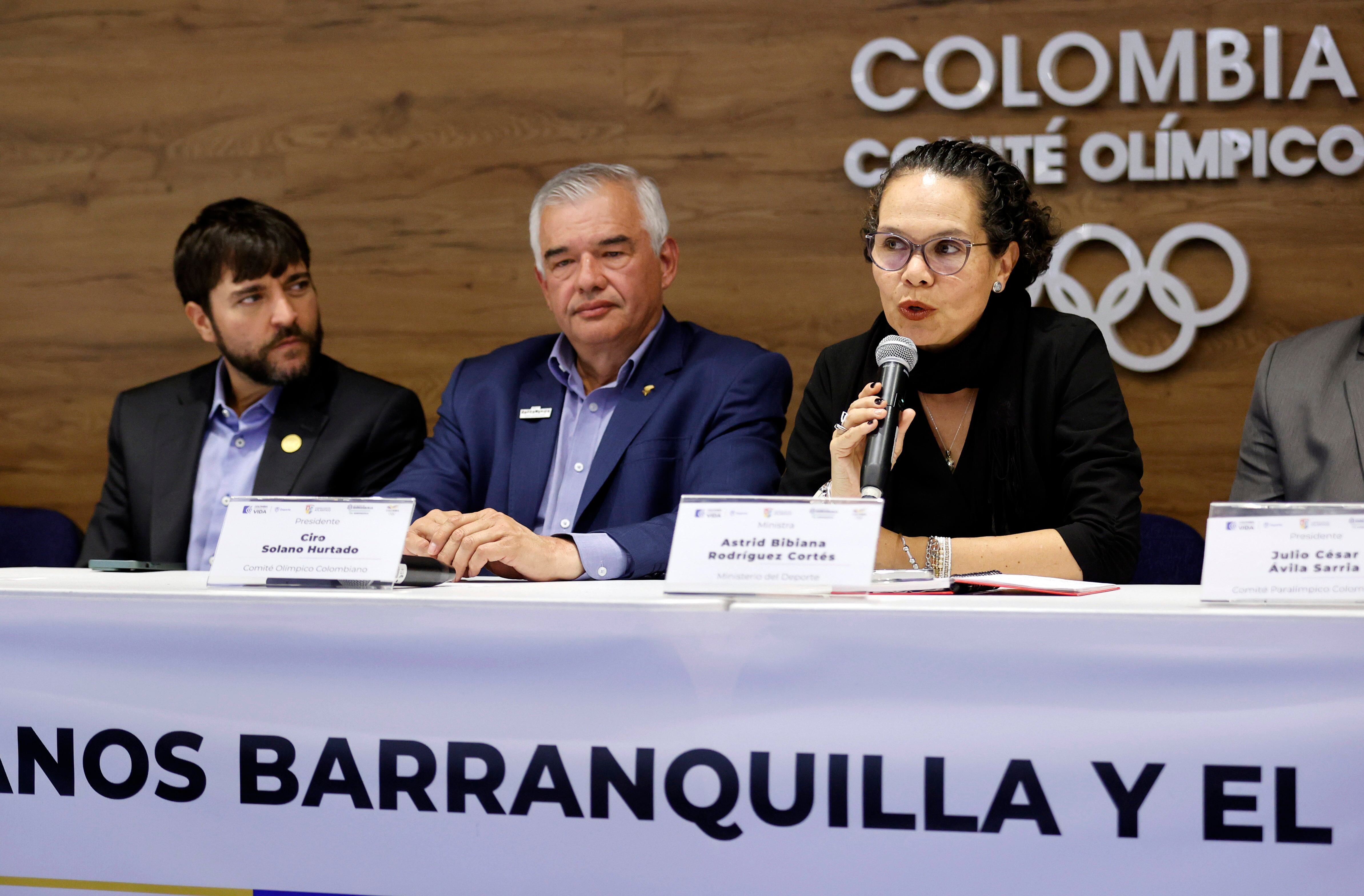 De izquierda a derecha: el alcalde de Barranquilla, Jaime Alberto Pumarejo (i); el presidente del Comité Olímpico Colombiano, Ciro Solano, y la ministra colombiana del Deporte, Astrid Bibiana Rodríguez, participan en la instalación del Comité Ejecutivo de los XX Juegos Panamericanos y los VIII Parapanamericanos de 2027, hoy, en Barranquilla (Colombia). Con la instalación del comité, Colombia inició este martes su camino para las justas en las que el país busca brillar en el medallero y dejar infraestructura deportiva en las sede y subsedes. Solano estimó que en el país competirán unos 7.000 atletas y que hasta el momento la sede de los Juegos es Barranquilla, pero que el Gobierno colombiano quiere vincular a otras ciudades del Caribe para que sean subsedes. Foto: EFE/ Mauricio Dueñas Castañeda