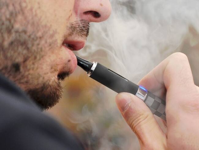 Entre los disposituivos a regular se encuentran los Sistemas Electrónicos de Administración de Nicotina, Sistemas Similares sin Nicotina y Productos de Tabaco Calentado. Foto: Getty Images / MARTINA PARANINFI