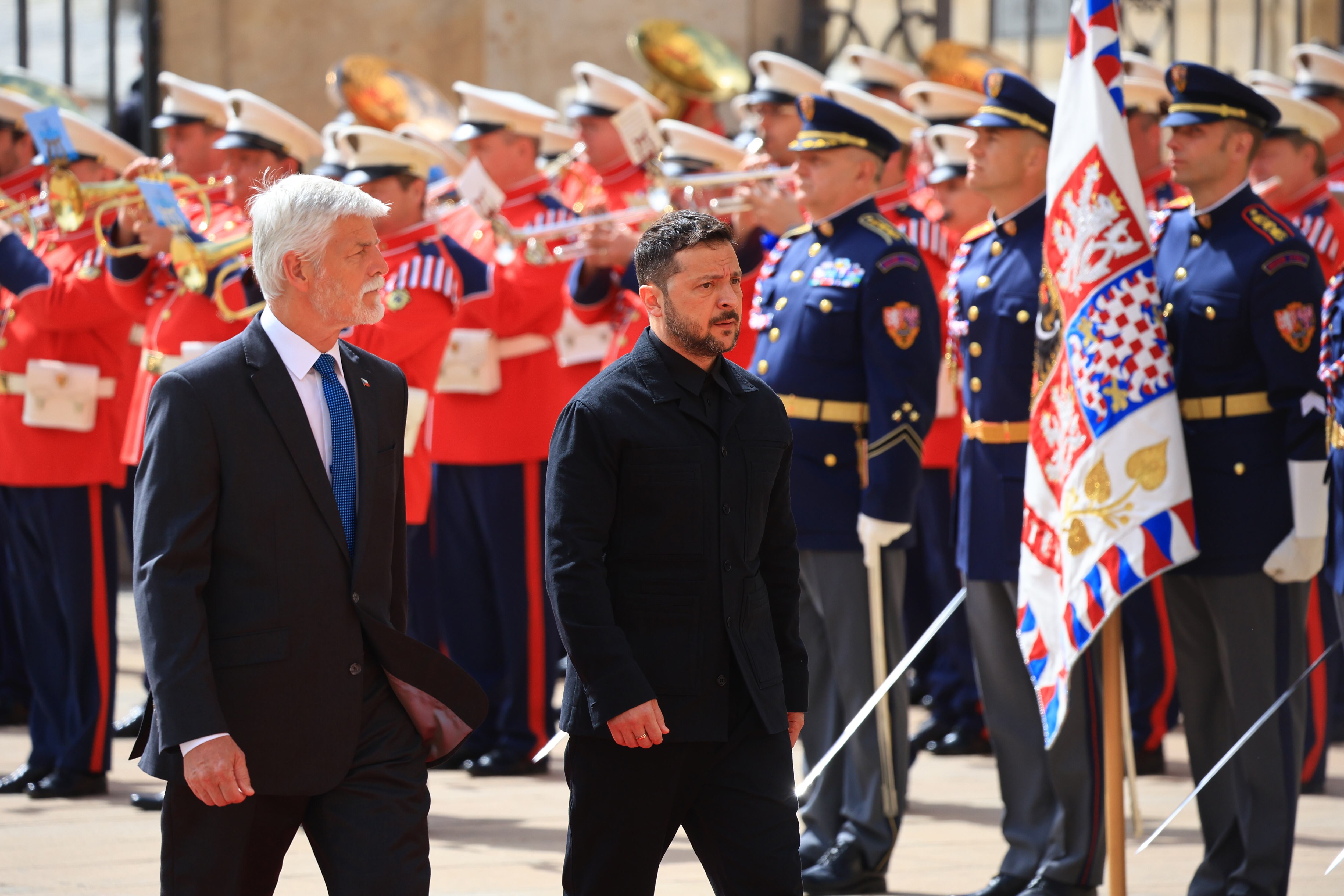 Presidente checo Petr Pavel y su homologo de Ucrania Volodimír Zelenski en Praga, Republica Checa. FOTO: EFE/EPA/MARTIN DIVISEK