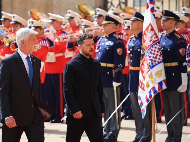 Presidente checo Petr Pavel y su homologo de Ucrania Volodimír Zelenski en Praga, Republica Checa. FOTO: EFE/EPA/MARTIN DIVISEK