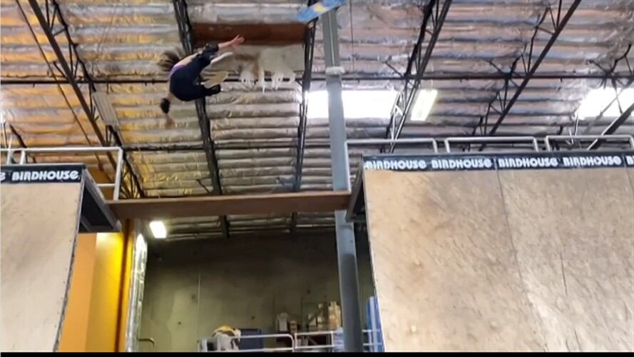 La deportista Sky Brown sufrió una fractura de cráneo a raíz de la caída.. Foto: Captura de Pantalla