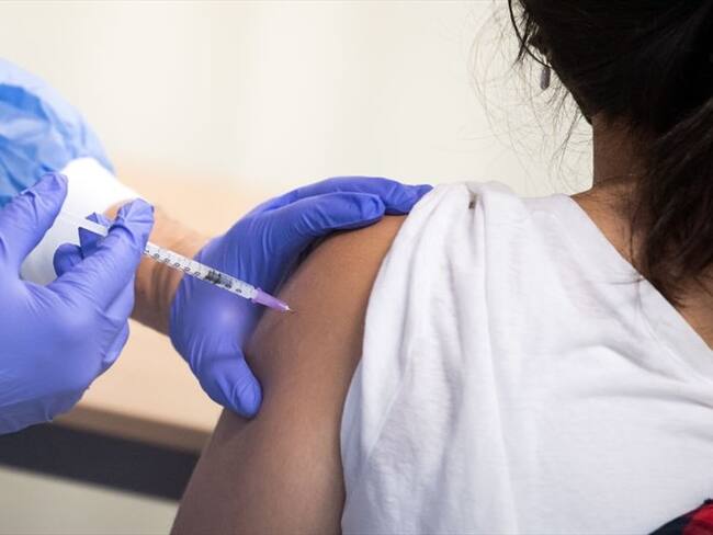 Invima aprobó el uso de la vacuna de Moderna para ser suministrada en menores de 18 años. Foto: Getty Images