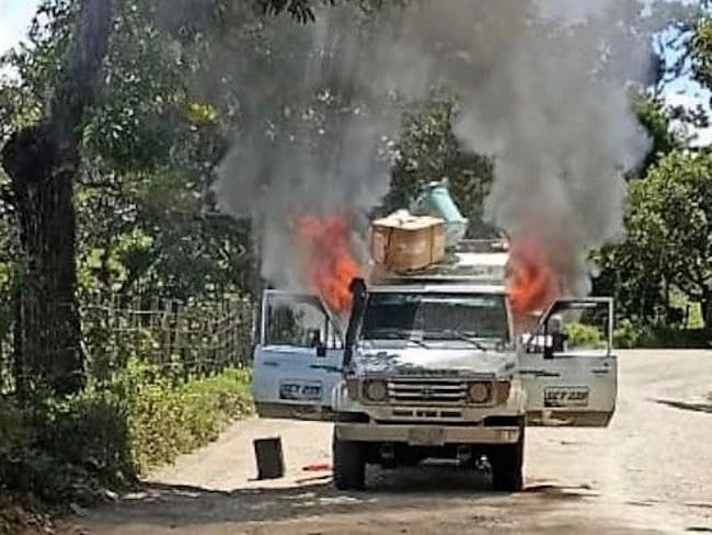 El automotor incinerado está afiliado a una empresa de transporte público de pasajeros. Crédito: Sucesos Cauca.