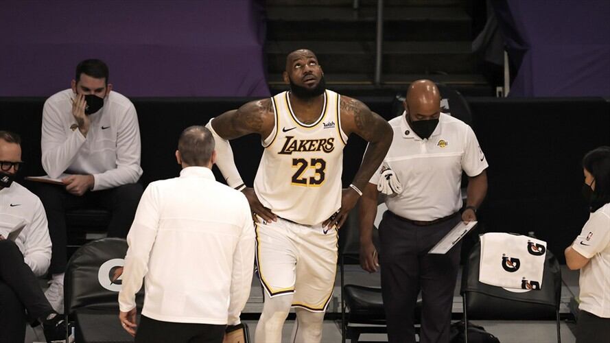 LeBron James se lesionó el tobillo . Foto: Michael Owens/Getty Images