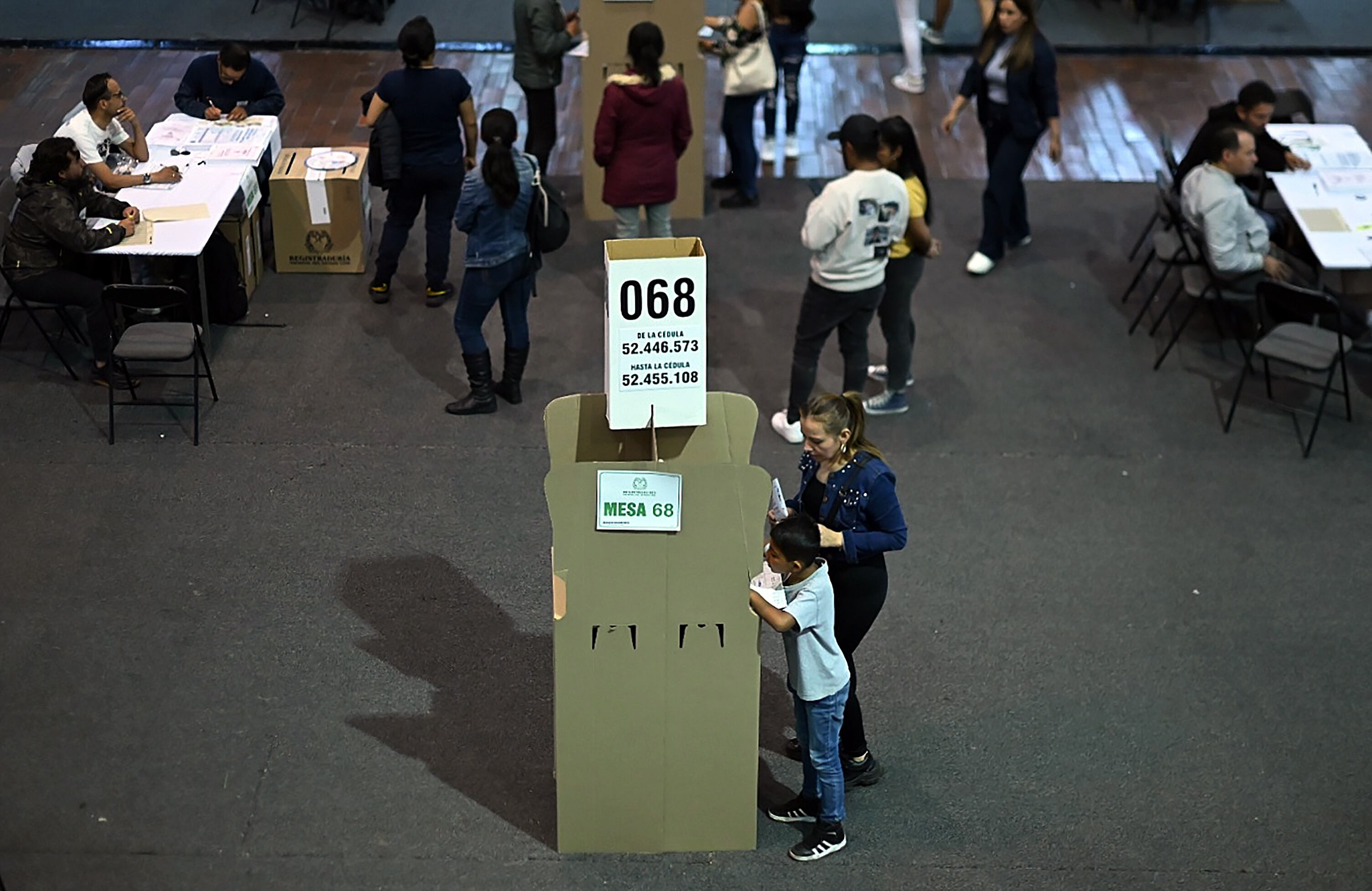 Ciudadanos votan en las elecciones regionales y locales en Colombia. EFE/ Natalia Pedraza Bravo