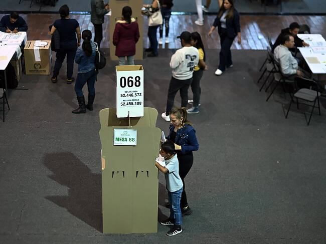 Ciudadanos votan en las elecciones regionales y locales en Colombia. EFE/ Natalia Pedraza Bravo