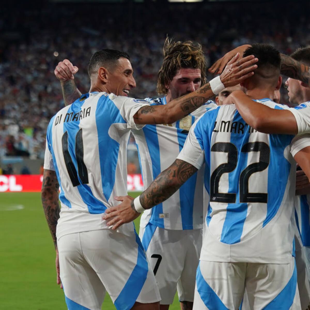 Argentina venció 2-0 a Perú y cierra una fase de grupos perfecta