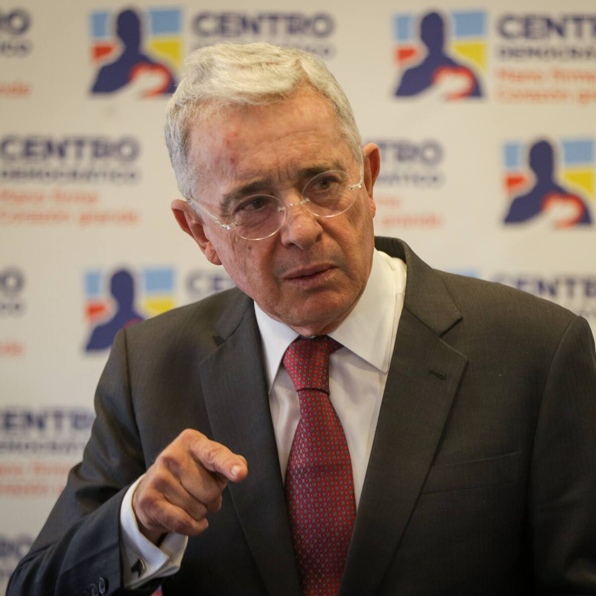 Confundieron a Argos con desalojadores de tierras: expresidente Álvaro Uribe