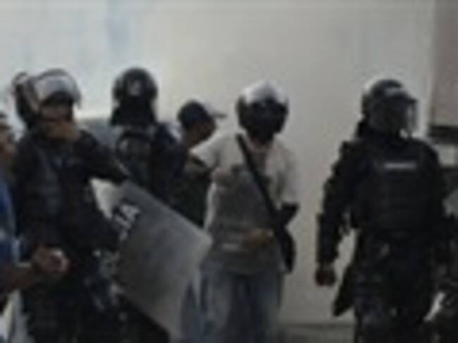 Un manifestante lanza una piedra al lugar donde el candidato a la presidencia por el partido de las Farc, Rodrigo Londoño, pretendía asistir a un acto de campaña,