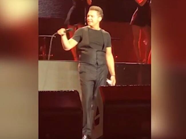 El momento en el que Luis Miguel lanzó un micrófono a sonidista en pleno concierto. Foto: Captura de Youtube