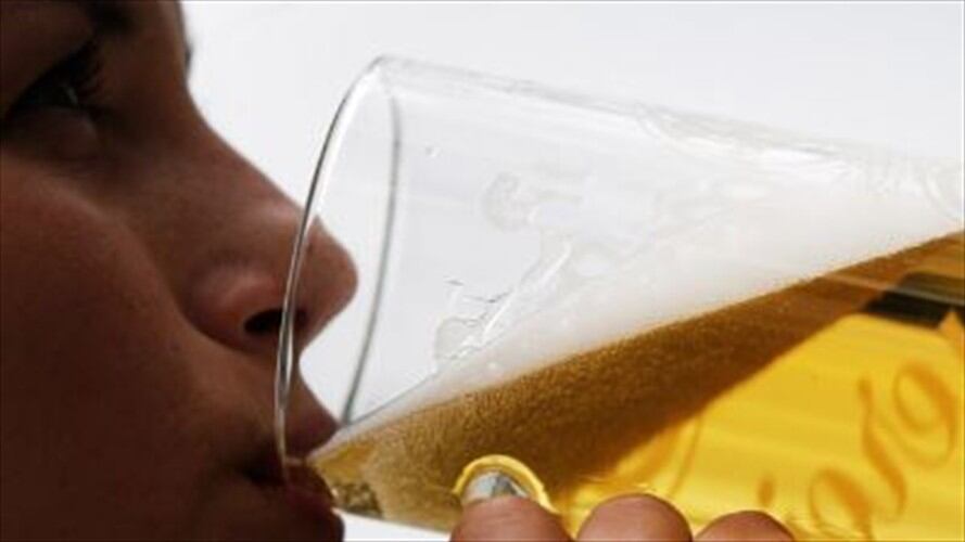 Botella especial para su 'cerveza espacial'. Foto: Bang Media