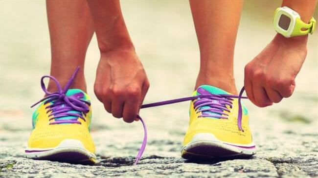 La forma de los pies y el tipo de pisada no sólo son importantes a la hora de comprar las zapatillas deportivas, también condicionan la forma de atarse los cordones. Foto: THINKSTOCK. Imagen tomada de BBC Mundo.