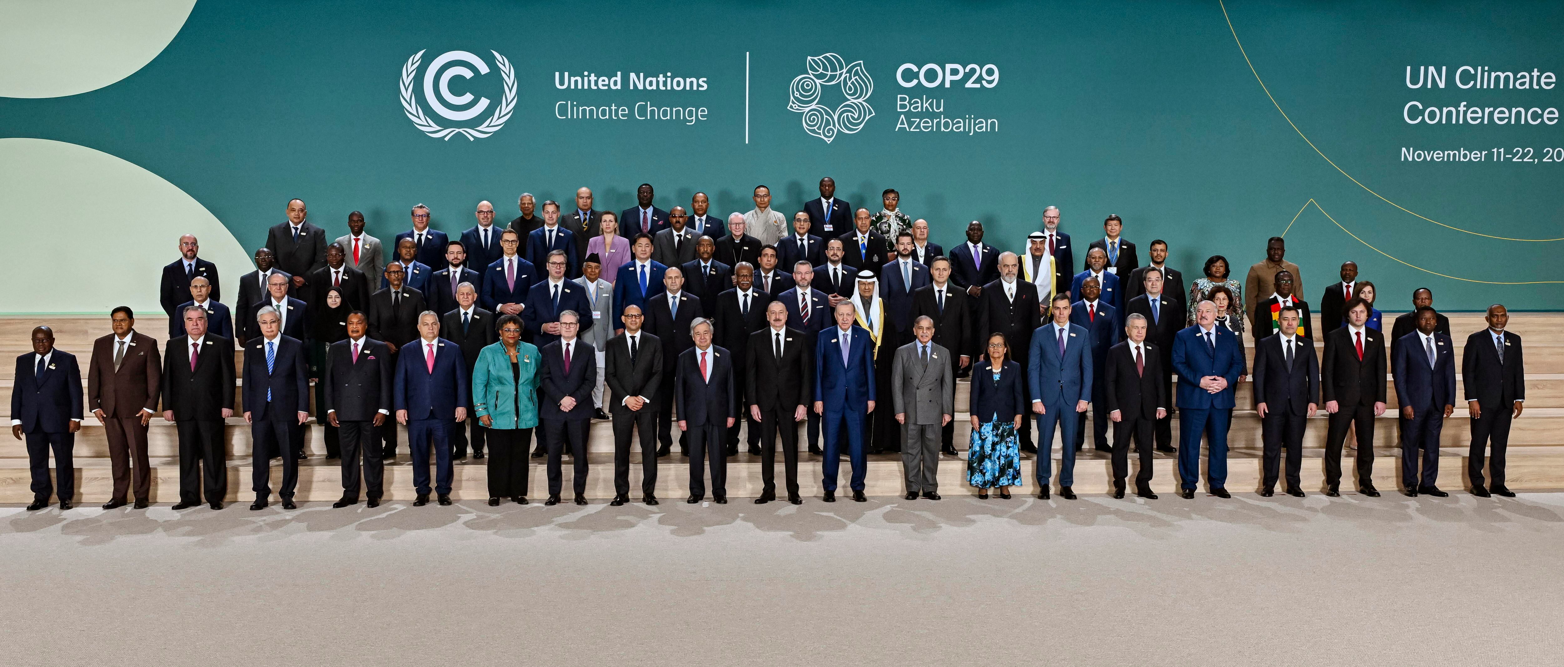 Baku (Azerbaijan), 12/11/2024.- World leaders pose for a family photo at the UN Climate Change Conference COP29 in Baku, Azerbaijan. EFE/EPA/STRINGER