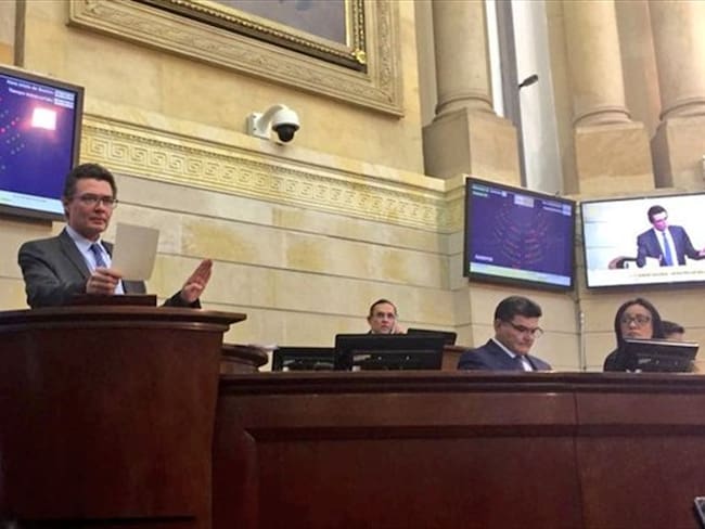 En debate en el Senado, el ministro de Salud, Alejandro Gaviria, confirmó la noticia. Foto: Foto tomada de Twitter @MinSaludCol
