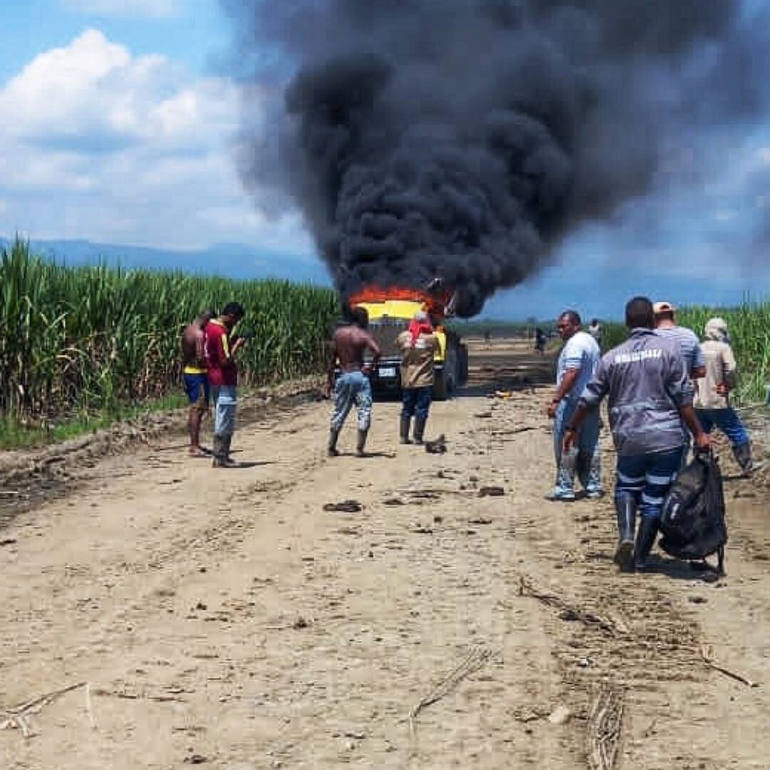 También fue destruida maquinaria amarilla utilizada para labores de cosecha. Crédito: Asocaña.