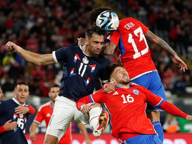 AMDEP3252. SANTIAGO (CHILE), 16/11/2023.- Erick Pulgar (d) de Chile disputa el balón con Gabriel Ávalos (i) de Paraguay hoy, en un partido de las Eliminatorias Sudamericanas para la Copa Mundial de Fútbol 2026 entre Chile y Paraguay en el estadio Monumental en Santiago de Chile (Chile). EFE/ Elvis González