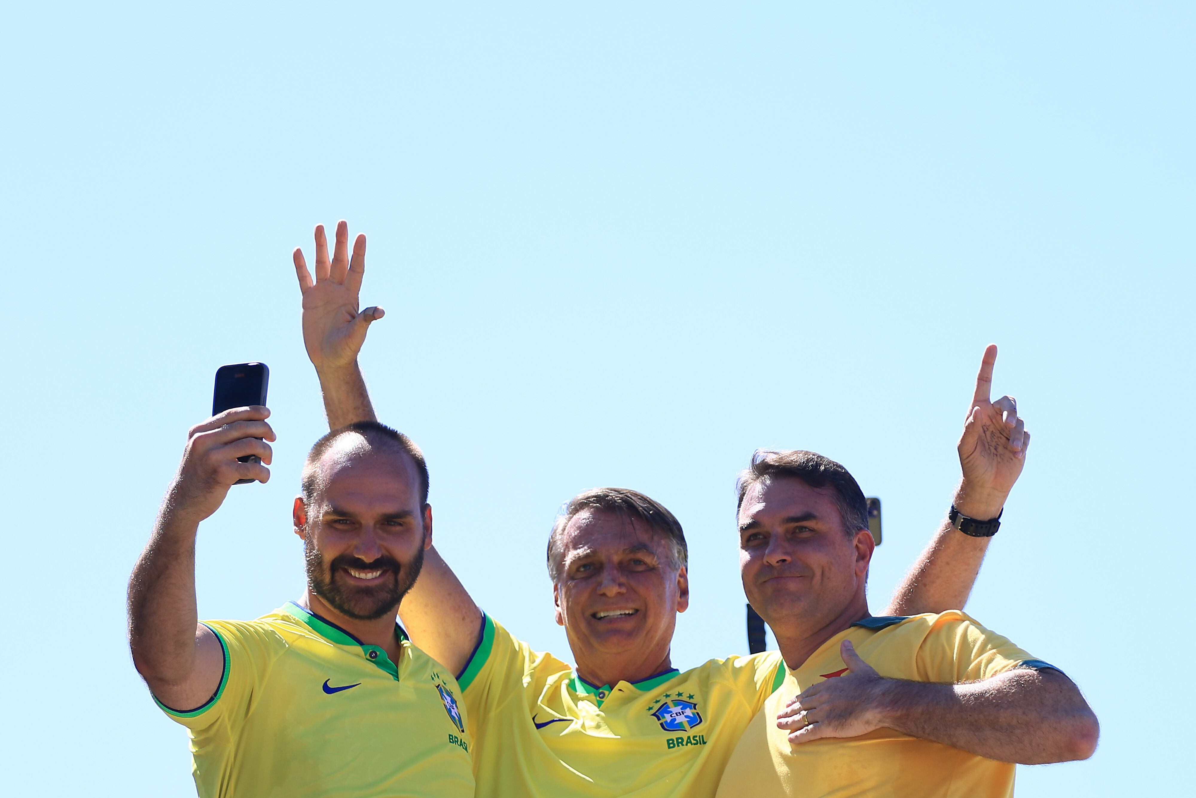 Jair Bolsonaro y sus hijos, Eduardo Bolsonaro, Flavio Bolsonaro. Foto: Buda Mendes/Getty Images