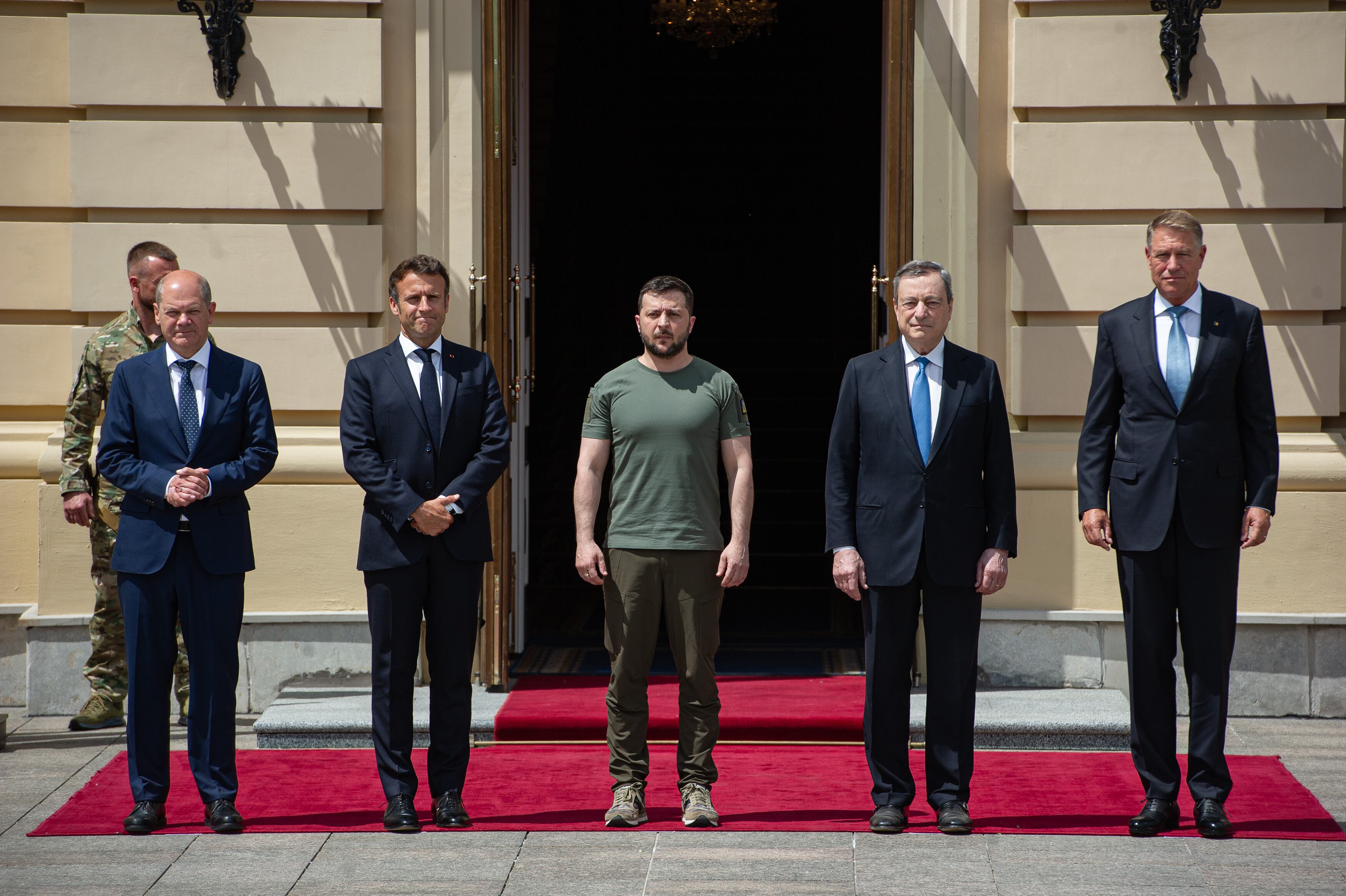 El presidente de Ucrania, Volodymyr Zelensky, el presidente de Francia, Emmanuel Macron, el canciller alemán, Olaf Scholz, el primer ministro italiano, Mario Draghi, y el presidente de Rumania, Klaus Iohannis, en Kiev, Ucrania. (Photo by Alexey Furman/Getty Images)
