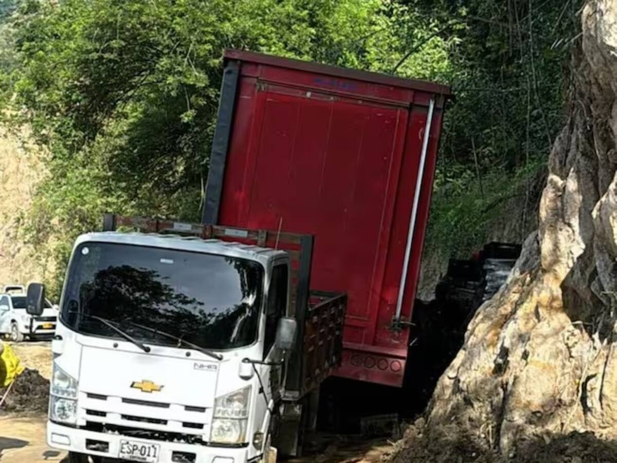 Vehículos quedan atrapados por mal estado de la vía Arma- La Pintada en Aguadas, Caldas
