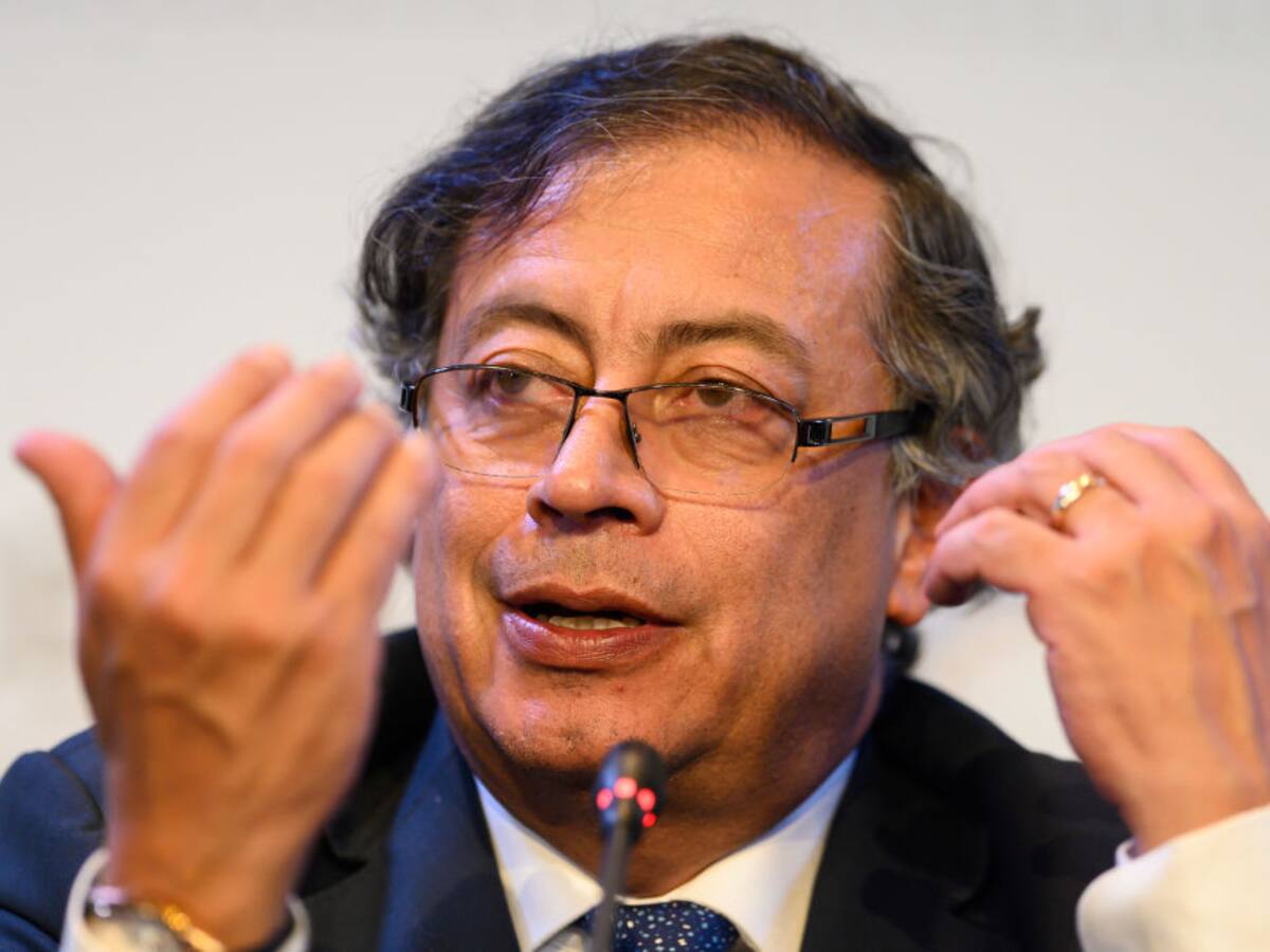 Petro ordena investigar si acciones de Triple A se vendieron por debajo de su valor