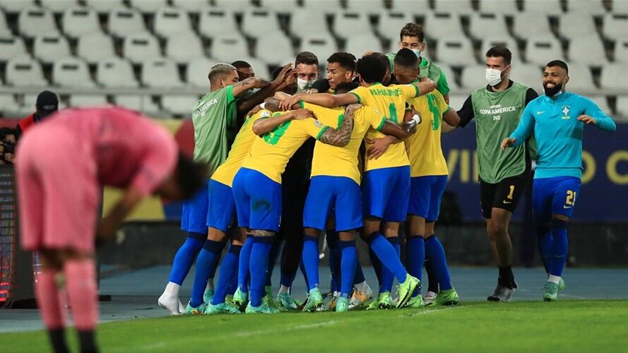 Jugadores de Brasil celebraron el gol de Lucas Paquetá ante Perú. Foto: Buda Mendes/Getty Images
