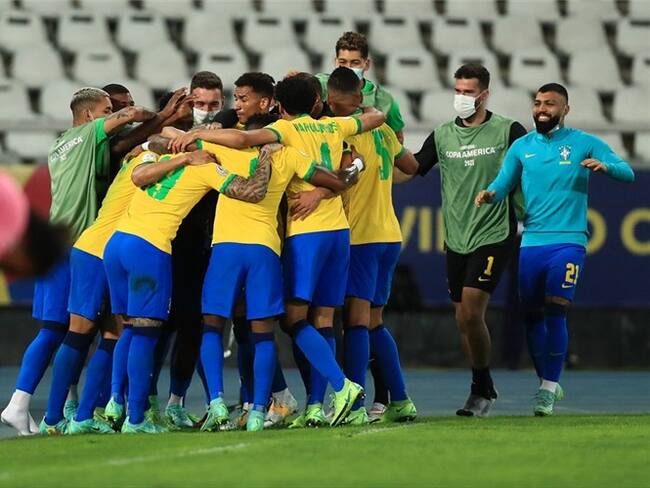 Jugadores de Brasil celebraron el gol de Lucas Paquetá ante Perú. Foto: Buda Mendes/Getty Images