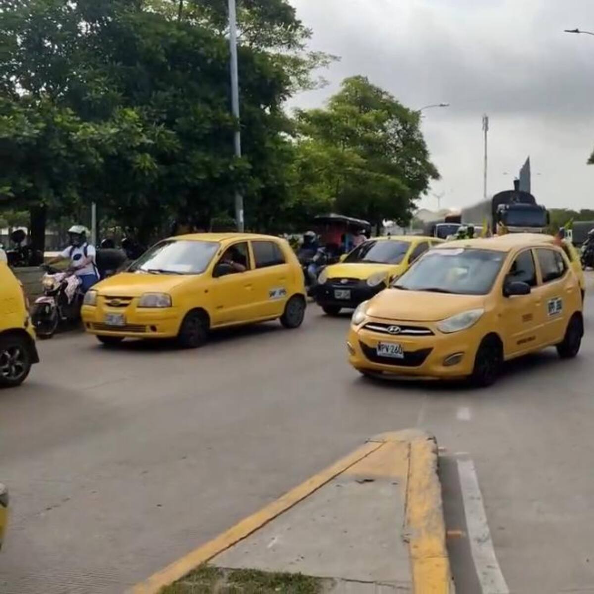 30 taxistas realizan ‘plan tortuga’ con rumbo a la Alcaldía en Barranquilla