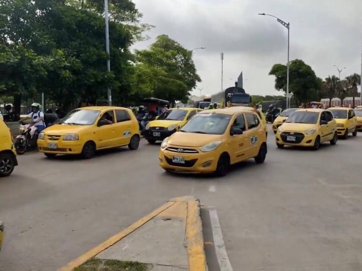 30 taxistas realizan ‘plan tortuga’ con rumbo a la Alcaldía en Barranquilla