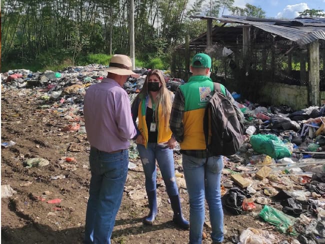 Contaminación y malos olores en Charalá por cúmulo de basuras tras daño de camión recolector. Foto: cortesía CAS
