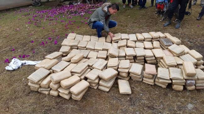 Los individuos se movilizaban en un furgón de placa SNV 910 de Sabaneta y una motocicleta de placa TER 37E. Foto: Cortesía Sucesos Cauca