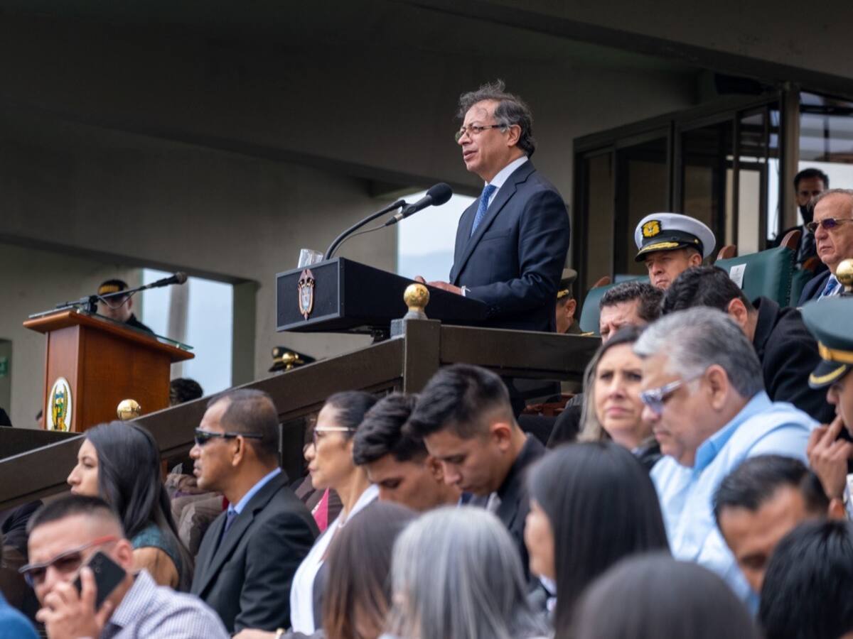 No se está dando permiso para ‘traquetear’, sino para acabar con la violencia: Petro