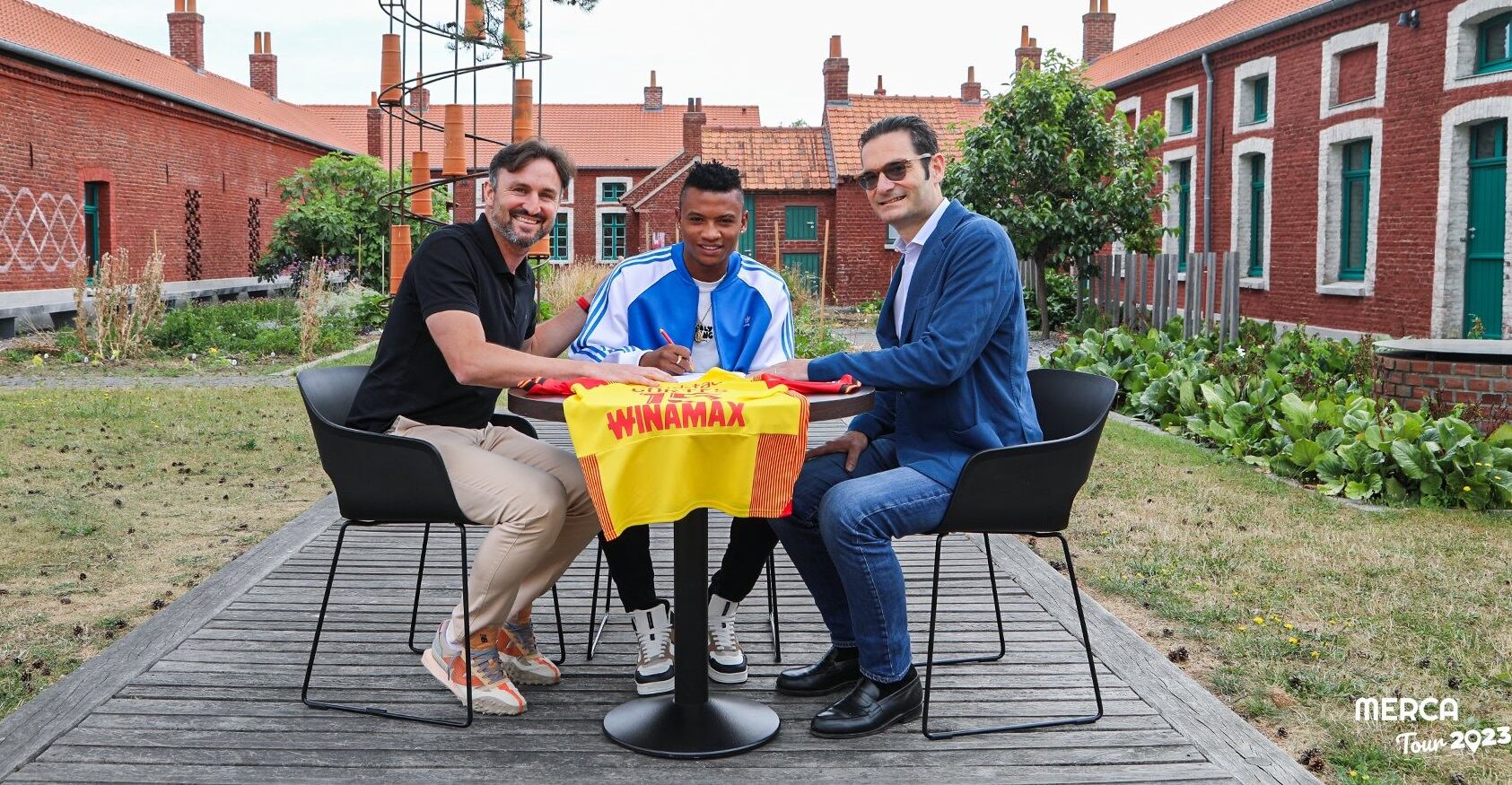 Óscar Cortés estampa la firma en el contrato que lo vincula como nuevo jugador del Lens de Francia / Foto: @RCLens