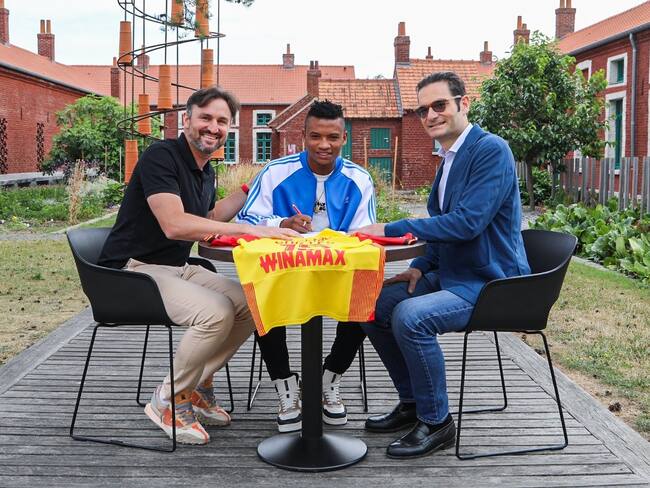Óscar Cortés estampa la firma en el contrato que lo vincula como nuevo jugador del Lens de Francia / Foto: @RCLens