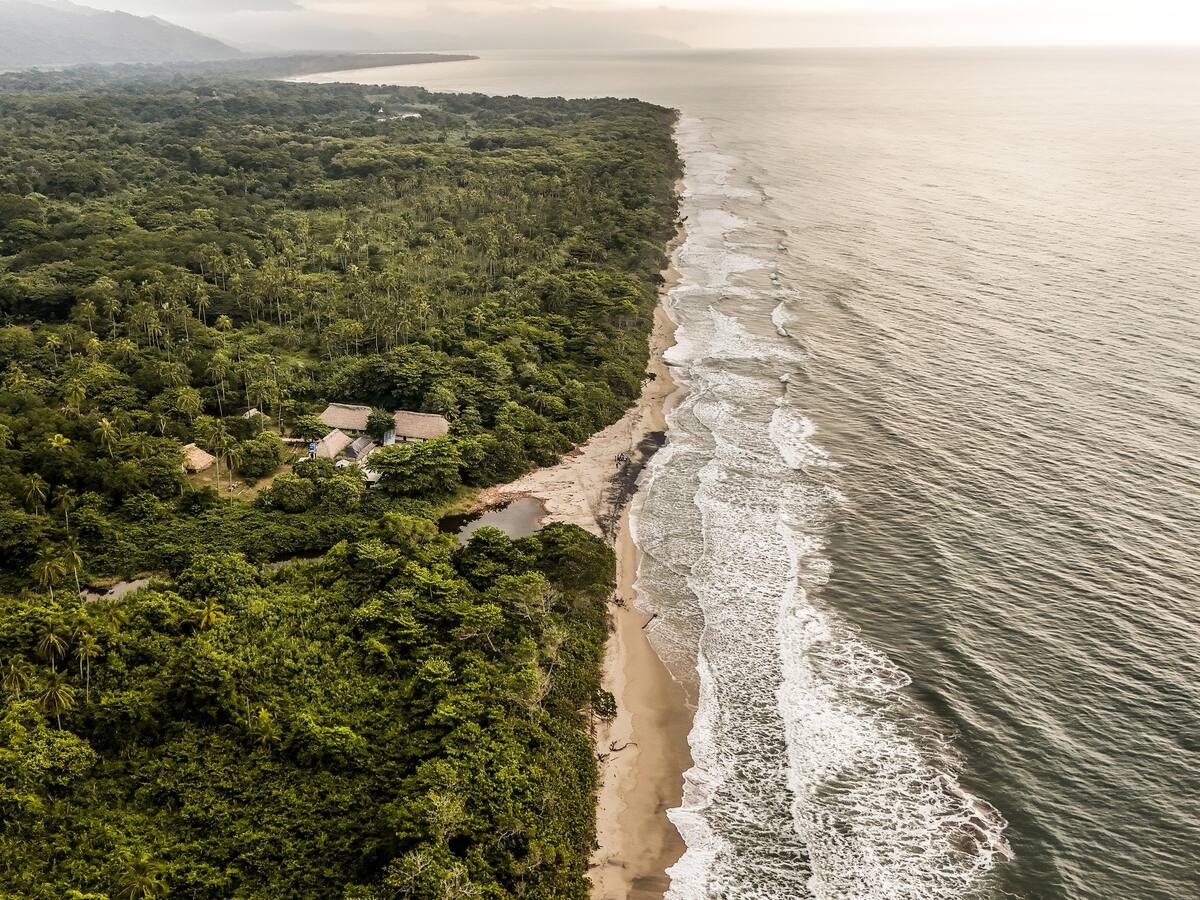 Pueblo Arhuaco recupera salida ancestral al mar con entrega del predio Los Acantilados