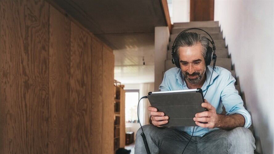 Durante la cuarentena, muchas personas han aumentado su tiempo libre y ha comenzado a consumir más productos audiovisuales como series, documentales y películas.. Foto: Getty Images