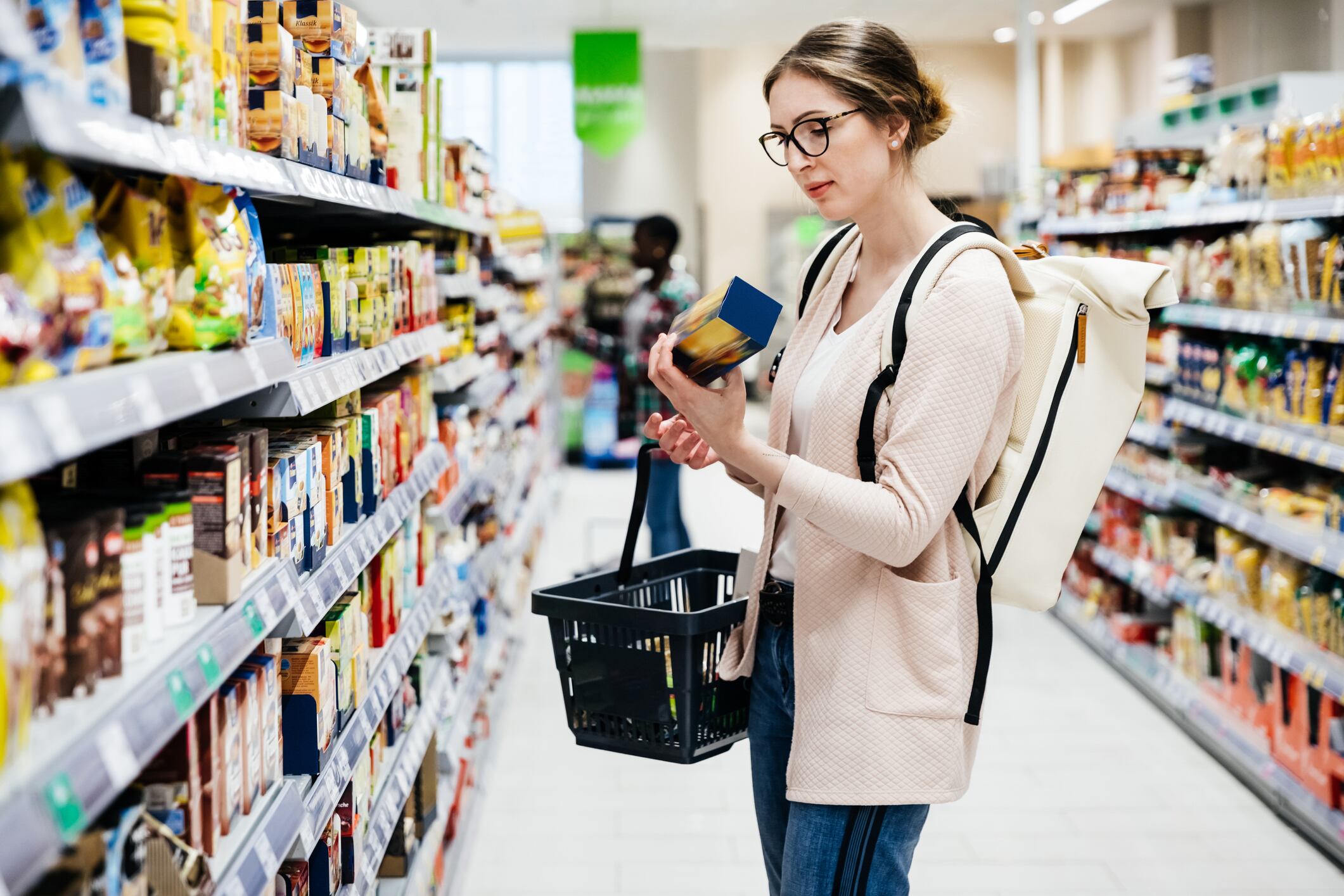 Imagen de referencia de mujer viendo etiquetas de alimentos. Foto: Getty Images