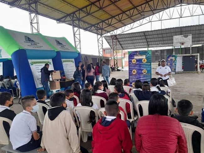 Se estableció comunicación con el Ministerio de Educación para que autorice la alteración en el calendario académico. Crédito: Alcaldía de Rosas.