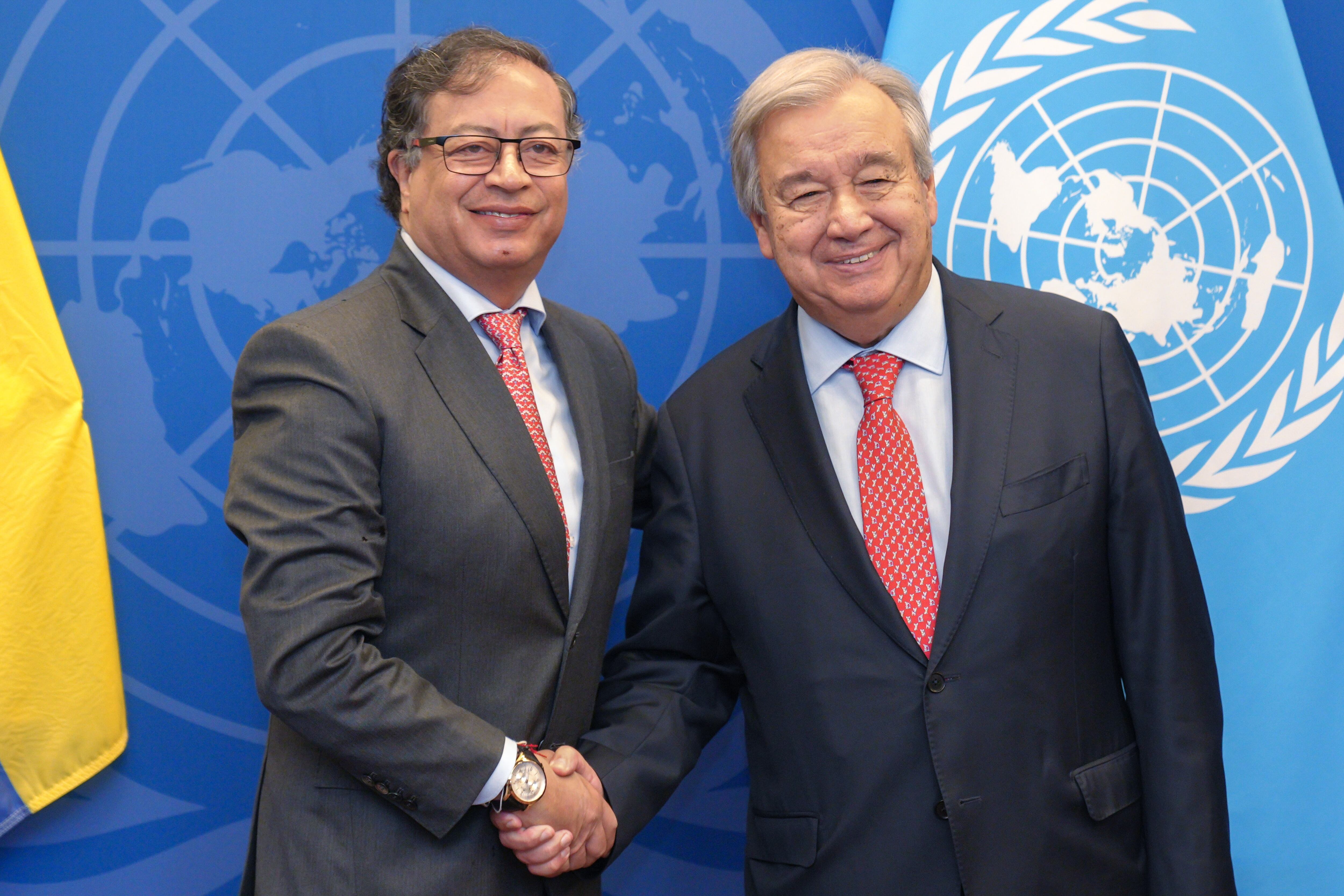 Gustavo Petro mientras saluda al secretario general de la ONU, Antonio Guterres, en Nueva York (Estados Unidos). Foto: EFE/ Presidencia de Colombia.