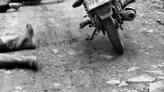 Al lado de los cadáveres los asesinos dejaron un cartel. Crédito: Cortesía.