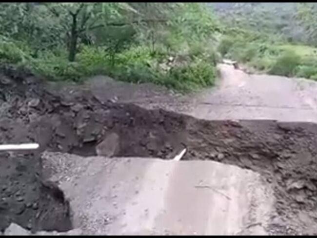 Falla geológica produjo enormes grietas en vía entre Boyacá y Santander. Foto: Cortesía/ Defensa Civil Colombiana.