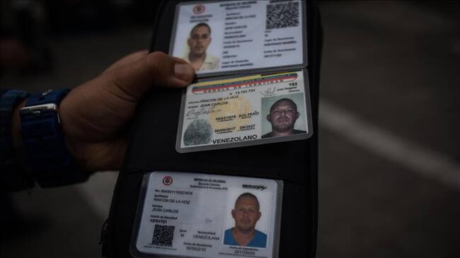 Jean Carlos Rincón, 39, cineasta de Maracay, Aragua, Venezuela, vende bolígrafos en las calles de Medellín, Colombia. Foto: Juancho Torres - Agencia Anadolu