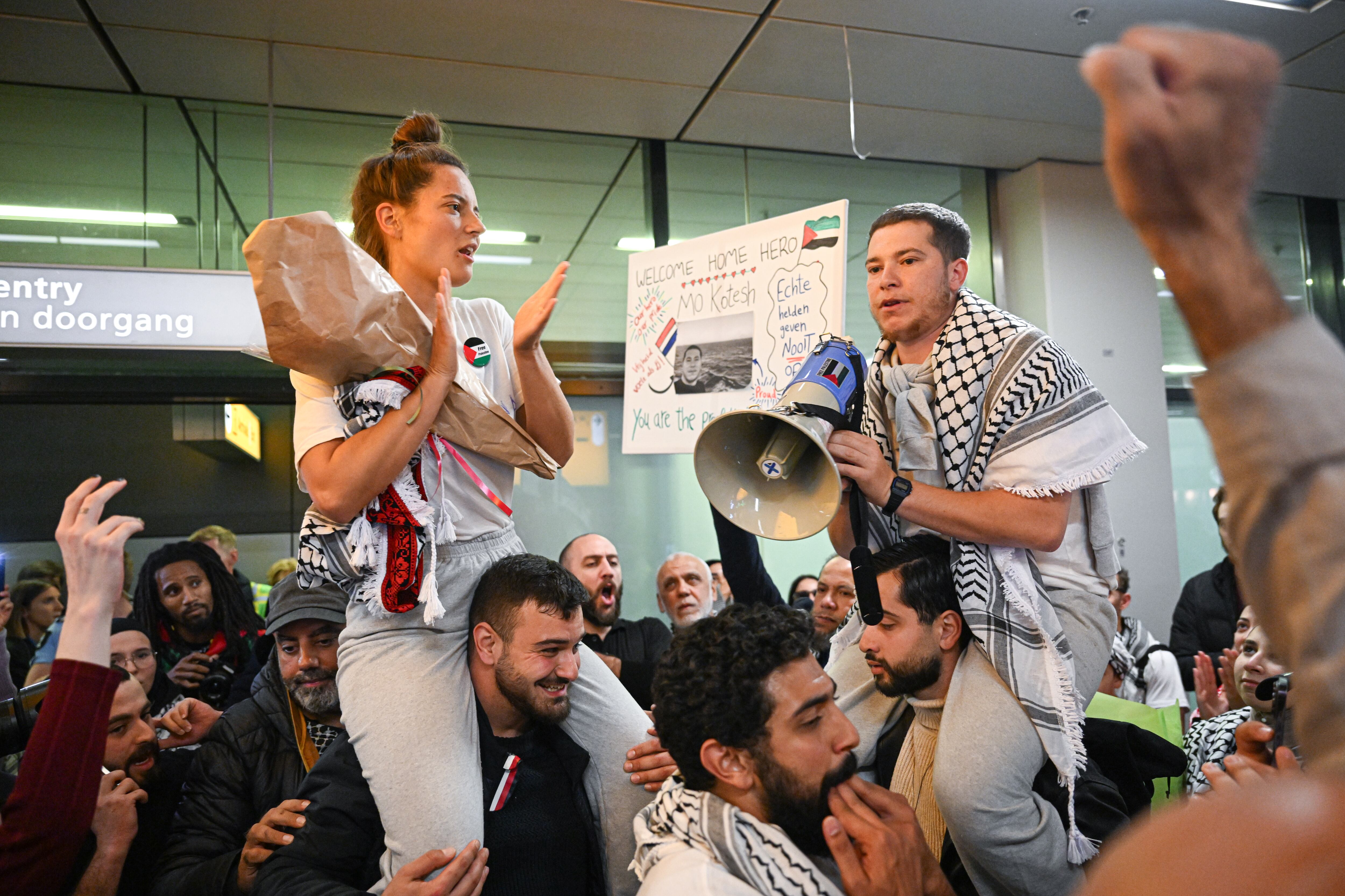 Activistas llegando al aeropuerto de Madrid. Foto: Mouneb Taim/Anadolu via Getty Images
