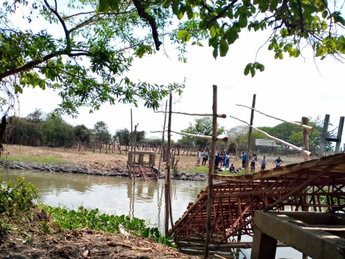 Más de 20 niños en peligro luego del desplome de un puente en Guamal, Magdalena
