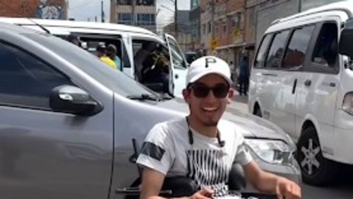 ‘El Terreneitor’, el joven domiciliario que recorre las calles de Bogotá en silla de ruedas