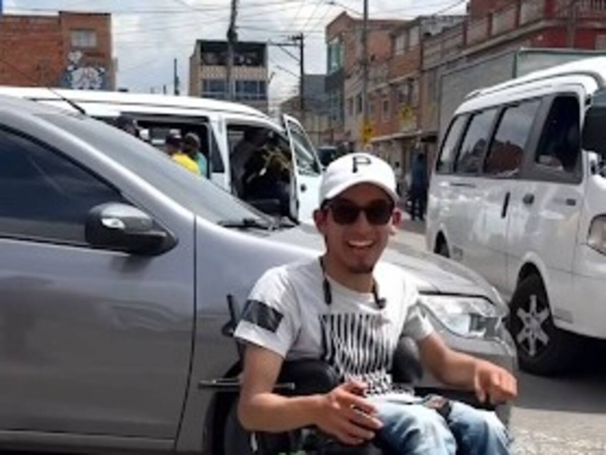 ‘El Terreneitor’, el joven domiciliario que recorre las calles de Bogotá en silla de ruedas