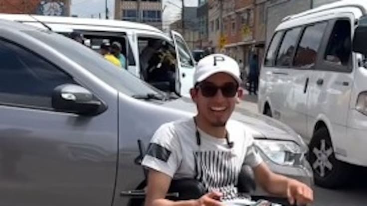 ‘El Terreneitor’, el joven domiciliario que recorre las calles de Bogotá en silla de ruedas