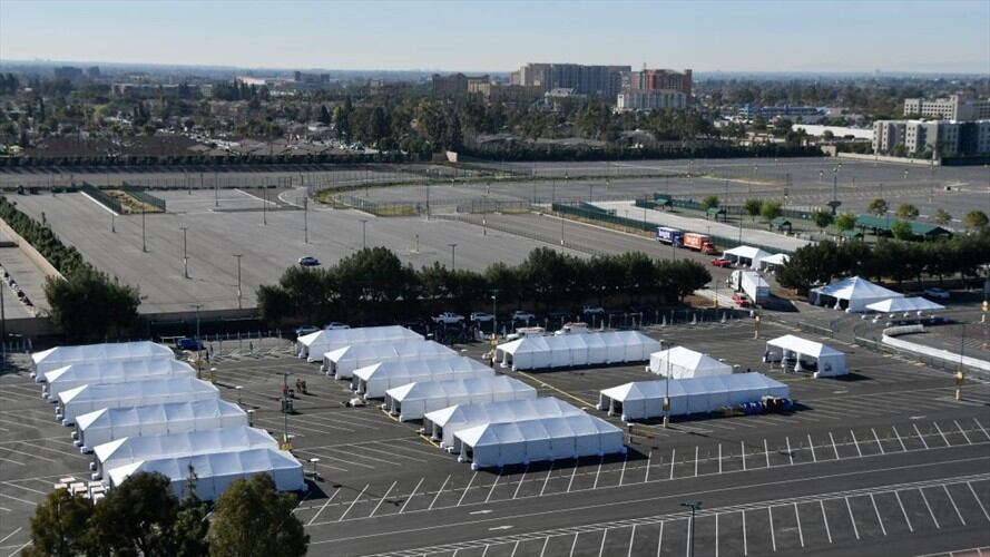 Las tiendas de vacunación fueron instaladas en el parqueadero de Toy Story. Foto: Getty Images